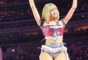 Thời trang của Lisa nhiều lần bị chỉ trích.