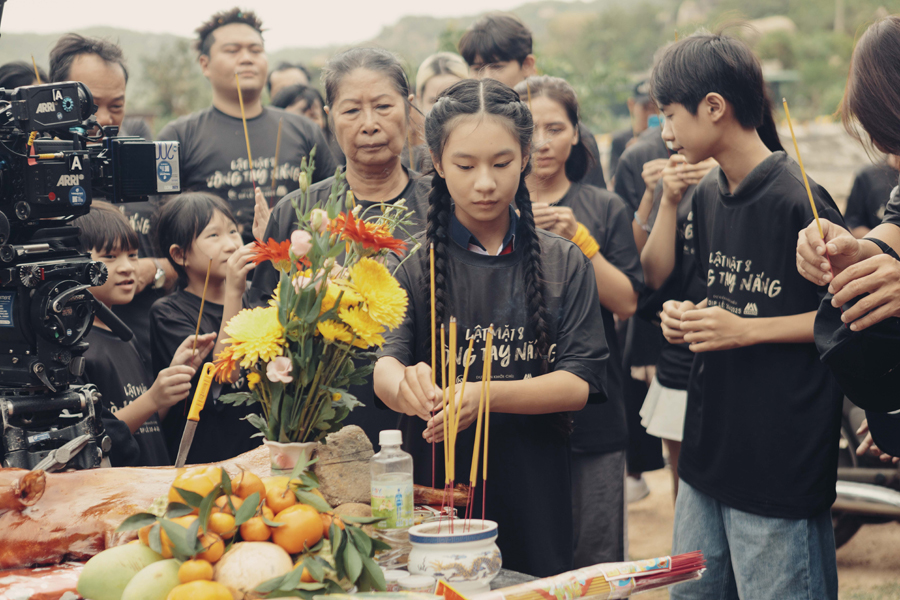 Lật Mặt 8: Vòng Tay Nắng buộc phải khai máy sớm-2