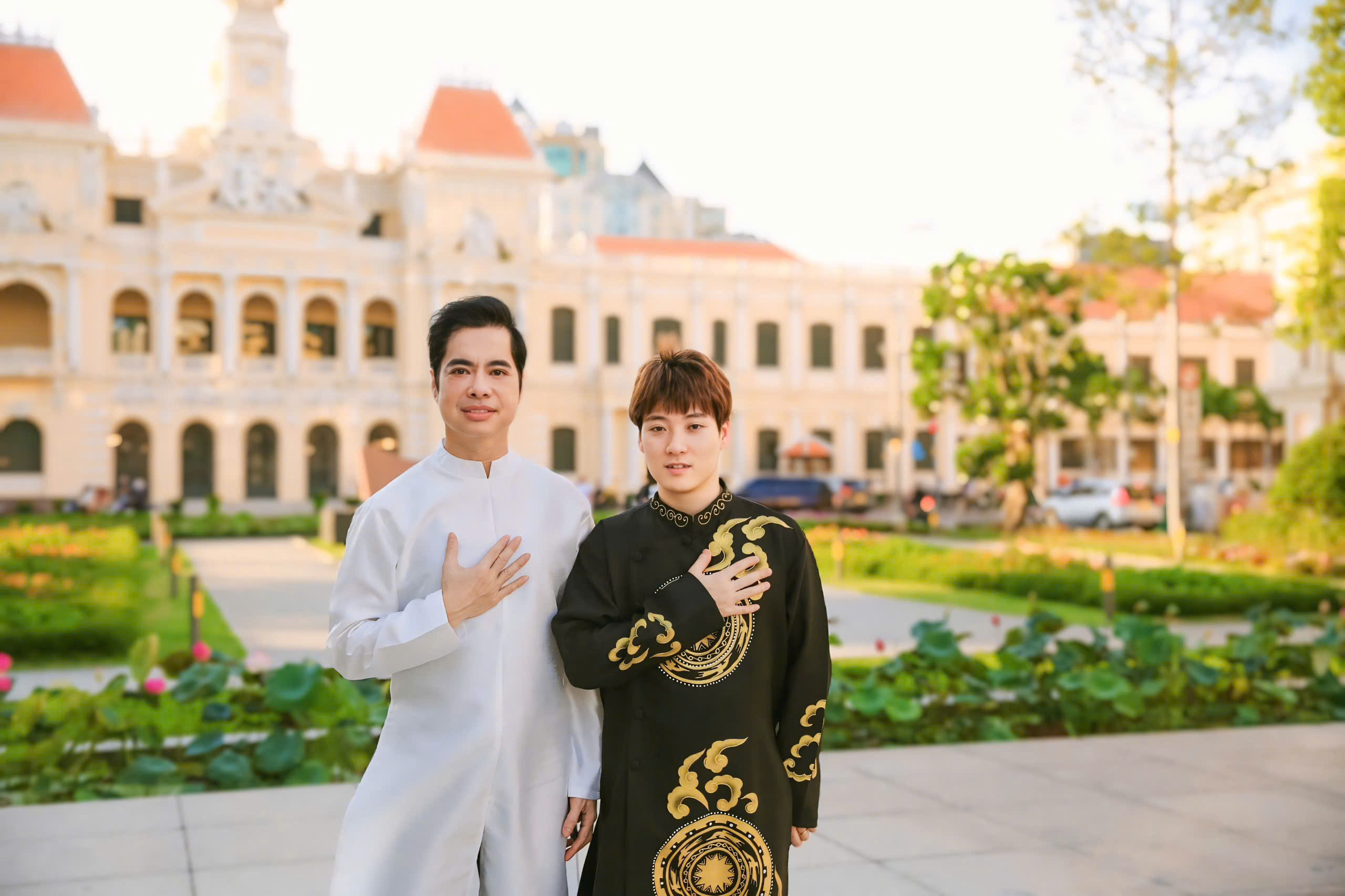 Ngọc Sơn diện áo dài Việt cho nhà vô địch bóng bàn thế giới Satoshi Aida-3