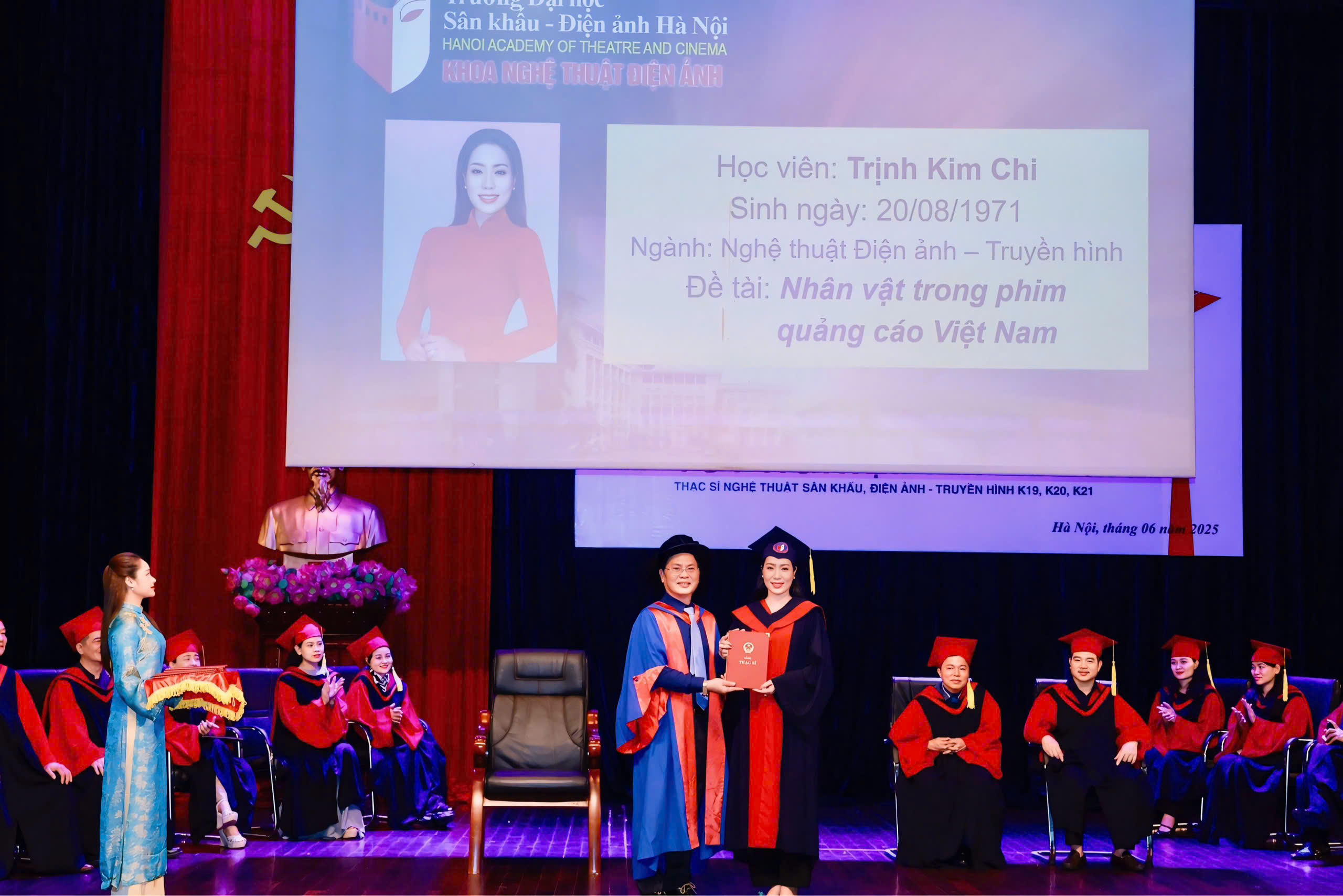 NSND Trịnh Kim Chi nhận bằng Thạc sĩ sau 2 năm đèn sách-2