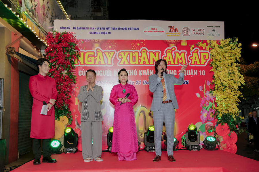 Vợ chồng Việt Hương - Hoài Phương làm việc nhiều ý nghĩa dịp cuối năm-2